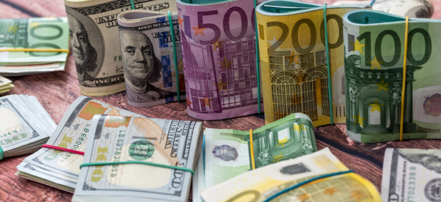 Коли під час обміну валюти в українців можуть конфіскувати долари та євро просто на касі