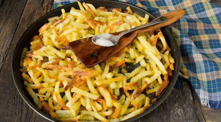 Лише у 50 років дізнався, що все життя неправильно смажив картоплю. Сусід-кухар навчив, як треба і пояснив усі тонкощі