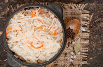 Не потемніє і не перекисне: як заквасити смачну капусту, щоб вона завжди була хрусткою