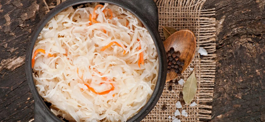 Не потемніє і не перекисне: як заквасити смачну капусту, щоб вона завжди була хрусткою