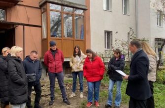 “Неестетично виглядає”: У Франківську жителі багатоповерхівки виступили проти встановлення пандуса для дитини з інвалідністю (фото)