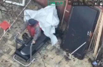 Незламна пані: У Покровську жінка в перервах між обстрілами займалася на біговій доріжці (відео)