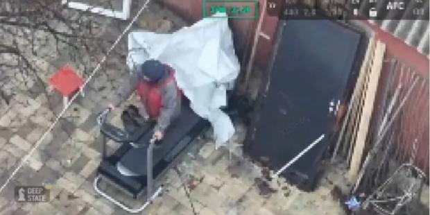 Незламна пані: У Покровську жінка в перервах між обстрілами займалася на біговій доріжці (відео)