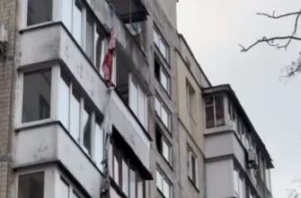 Нічний удар РФ по столиці: Кияни робили “канати” з ковдр, щоб вибратися з ураженої багатоповерхівки (відео)