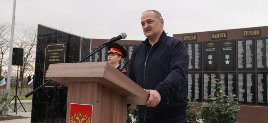 Один район — тисячі прізвищ: пам’ятник у Дагестані розкрив масштаб втрат РФ в Україні