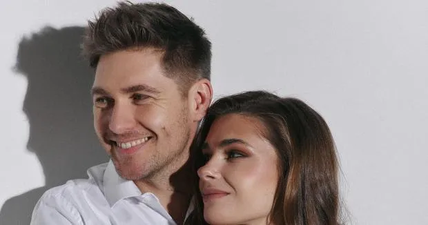 “Пасують мені діаманти”: Дружина Остапчука похизувалася коштовною каблучкою й заговорила про їхнє вінчання (фото)