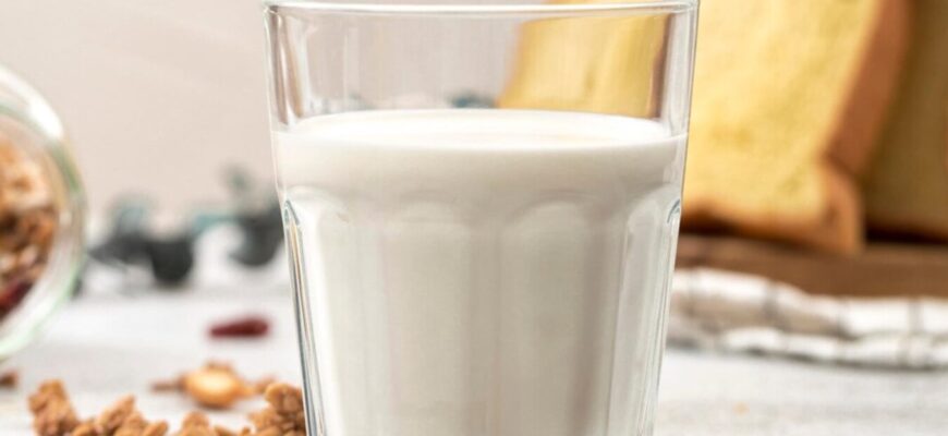 Чи можна зберігати молоко поза холодильником: розбираємось, що кажуть експерти