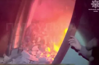 Почули дитячий плач серед руїн: патрульні врятували хлопчика в Києві після атаки дронів. ВІДЕО