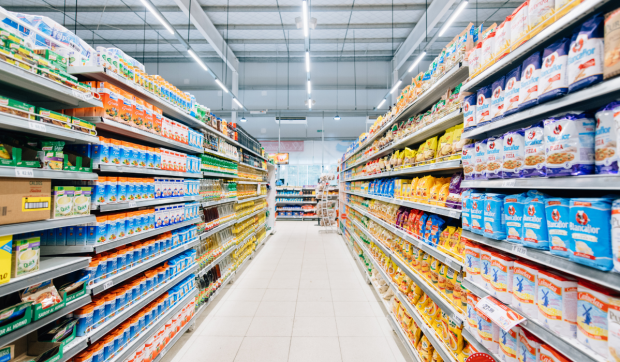 Поки чиновники крадуть мільйони: В Україні суворо покарали матір-одиначку через крадіжку ковбаси та сиру на 575 грн