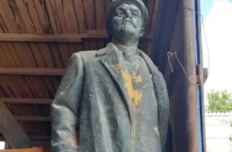 Потенційних покупців вже багато: Село на Полтавщині вирішило продати фігуру Леніна, щоб поповнити бюджет (фото)