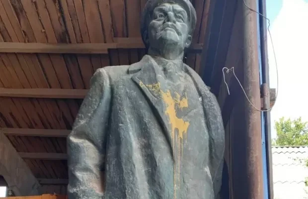 Потенційних покупців вже багато: Село на Полтавщині вирішило продати фігуру Леніна, щоб поповнити бюджет (фото)