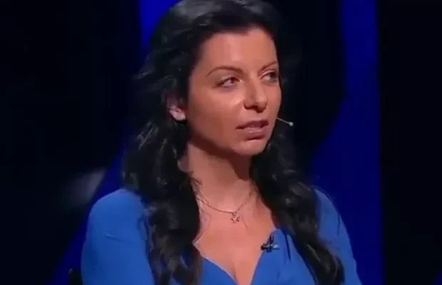 “Приходить і мовчки спостерігає за мною”: Симоньян після похорону чоловіка-пропагандиста почала бачити… чорного кота