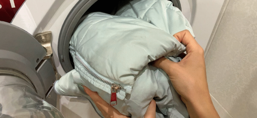 Як правильно прати пуховик, аби він не псувався, а пух не збивався