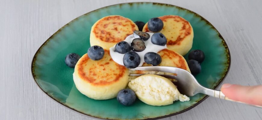 Щоб сирники не вбирали олію та лишалися ніжними: 3 хитрощі з тістом, які вичитала в старих кулінарних книгах