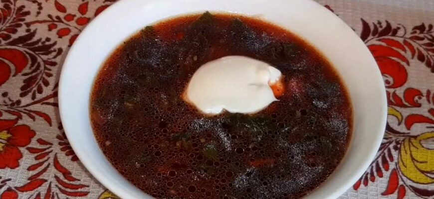 Мама варить борщ без буряка, бо він – зайвий у борщі: не повірите, але саме він знищує насиченість кольору