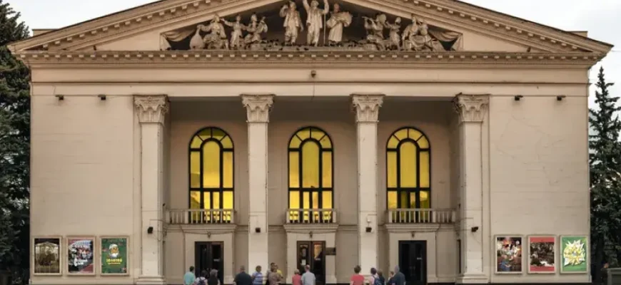 Росія співає й танцює на кістках: Кремль відкриває драмтеатр у Маріуполі