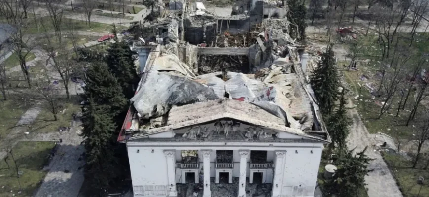 Росіяни відкривають театр на кістках загиблих: у Маріуполі готуються до прем’єр