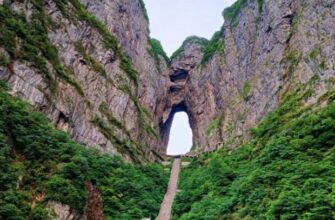 “Рожденный ползать, летать не может”: Chery Automobile намагалося повторити рекламу Land Rover, піднявшись на культову гору Китаю, й епічно зганьбилося (відео)