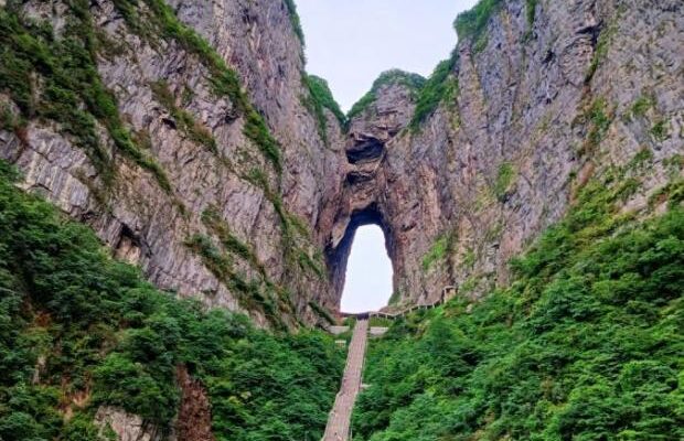 “Рожденный ползать, летать не может”: Chery Automobile намагалося повторити рекламу Land Rover, піднявшись на культову гору Китаю, й епічно зганьбилося (відео)