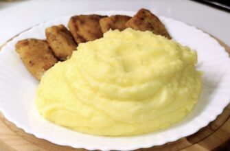 Будь ласка, ПРИПИНІТЬ варити картоплю у воді! Коли моя бабуся почула, що я варю картоплю у воді, щоб зробити картопляне пюре, вона буквально засміялася з мене. Вона поділилася секретним інгредієнтом для приготування найкращого картопляного пюре