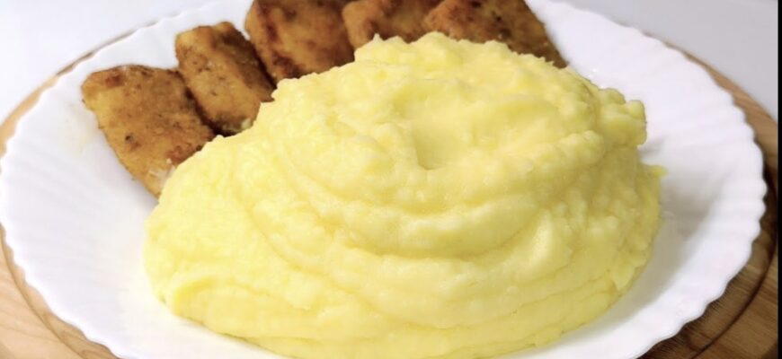 Будь ласка, ПРИПИНІТЬ варити картоплю у воді! Коли моя бабуся почула, що я варю картоплю у воді, щоб зробити картопляне пюре, вона буквально засміялася з мене. Вона поділилася секретним інгредієнтом для приготування найкращого картопляного пюре