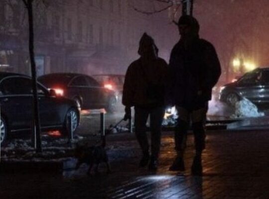 В Україні сильні перебої зі світлом: у містах немає світла, води і тепла