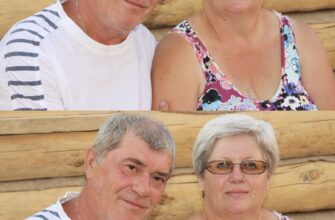 У свекра за кордоном давно є інша жінка і всі про це знають, навіть свекруха. Хоча удає, що в родині все чудово. Він приїжджає раз в рік на зимові свята та періодично висилає гроші. А загалом, живе у своєї нової пасії. Мені було щиро шкода, що Софія Павлівна таке терпить. Але один вечір все змінив. І я тепер розумію, якою насправді сильною та розумною є моя пані Софія!