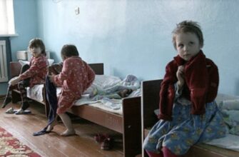 Коли Миколі було 8, батьки віддали його до дитячого будинку, тому що у них не було грошей. І варто було синові розбагатіти у майбутньому, як вони згадали про нього