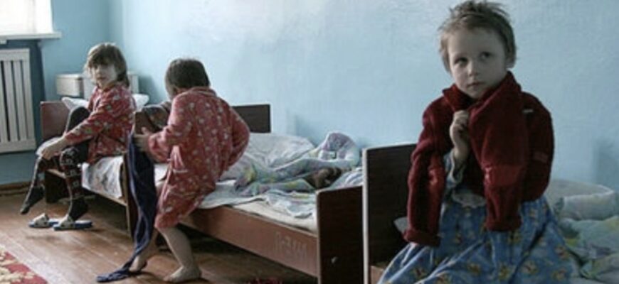 Коли Миколі було 8, батьки віддали його до дитячого будинку, тому що у них не було грошей. І варто було синові розбагатіти у майбутньому, як вони згадали про нього