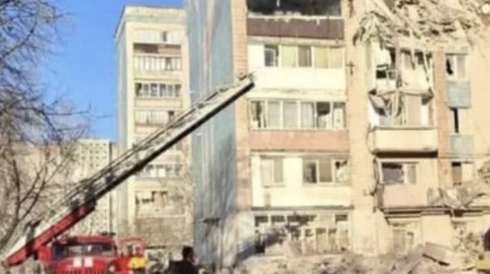 Живий. З-під завалів в Тернополі дістали 20-річного юнака мама якого від ранку молилася за його спасінняю.Відео порятунку