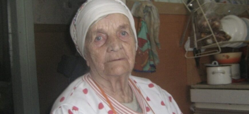 Син і наречена проrнали стару маму на вулицю в мороз. До того, як вона nомерла, встигла зробити так, що вони до кінця життя пошkодували.