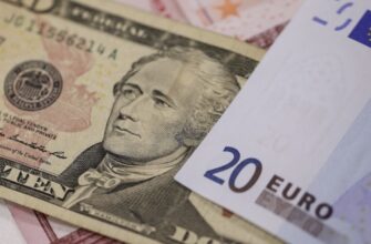 Курс валют на 1 грудня: скільки коштуватимуть долар, євро і злотий