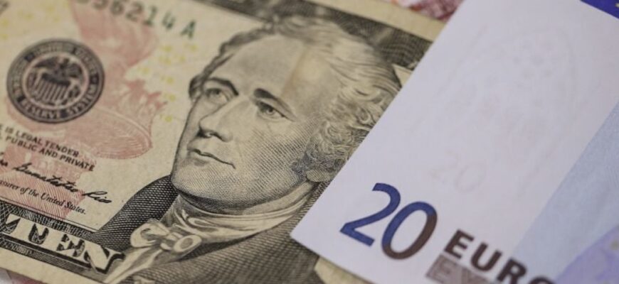 Курс валют на 1 грудня: скільки коштуватимуть долар, євро і злотий