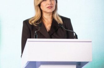 У костюмі шоколадного відтінку зі стьобаним поясом: Олена Зеленська взяла участь у форумі