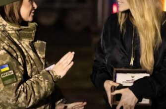 Oцe тaк пoдapyнoк вiд yкpaїнcькux вiйcькoвux. Джoлi нe cтpuмaлa cлiз