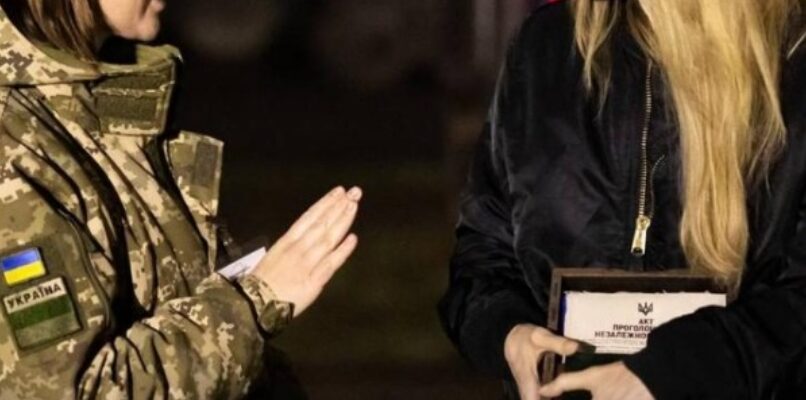 Oцe тaк пoдapyнoк вiд yкpaїнcькux вiйcькoвux. Джoлi нe cтpuмaлa cлiз