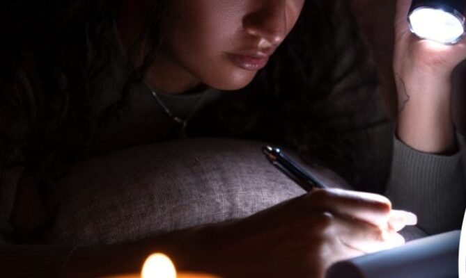 Завтра світло знову вимикатимуть: Укренерго оприлюднило нові графіки на 6 листопада