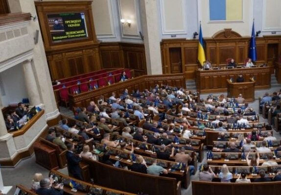 Повна відставка уряду на фоні корупційного скандалу – в Раді зробили заяву