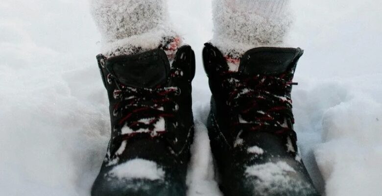 Ноги не змерзнуть навіть за -20°C: простий лайфгак для тепла у зимовому взутті — покладіть це під устілку