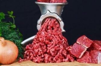 Секрет шеф-кухарів: Коли додавати сіль у фарш, щоб котлети не розвалювалися