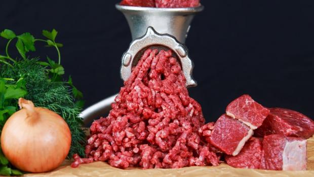 Секрет шеф-кухарів: Коли додавати сіль у фарш, щоб котлети не розвалювалися