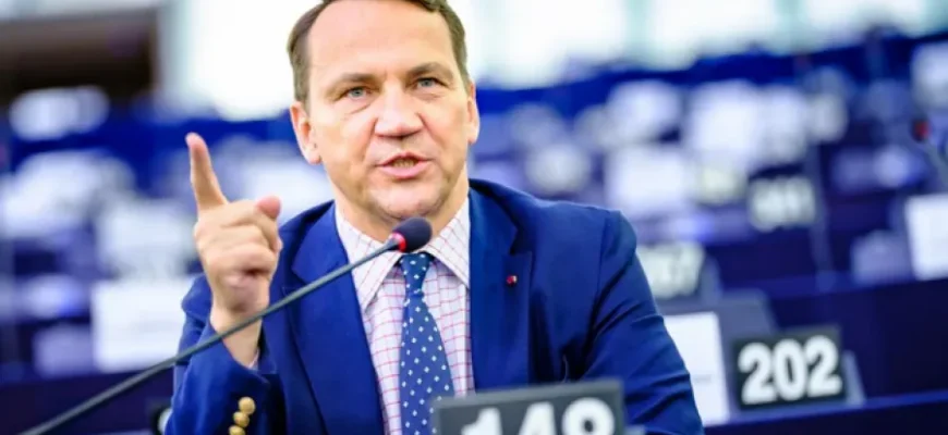 Сікорський розніс політиків, які звинувачують Україну в диверсіях у Польщі