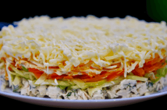 Приготувала салат із курки та огірків – чоловік попросив добавку втретє: “Хмарка” тане в роті моментально