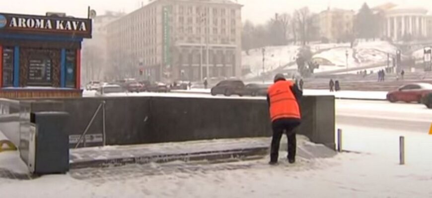 Сніг, морок, ожеледь та +20: погода на вихідних терзатиме Україну