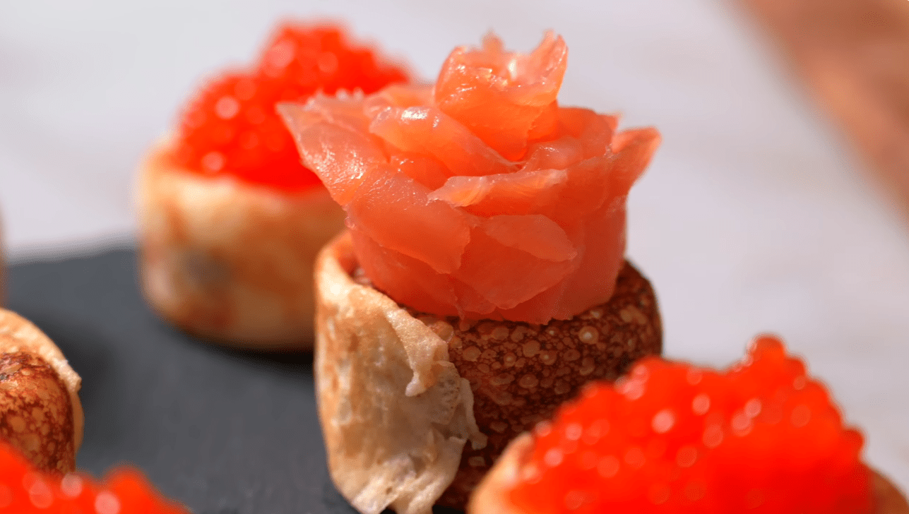 Кулінарка показала, як красиво подати червону ікру та рибу на Різдво та Новий рік