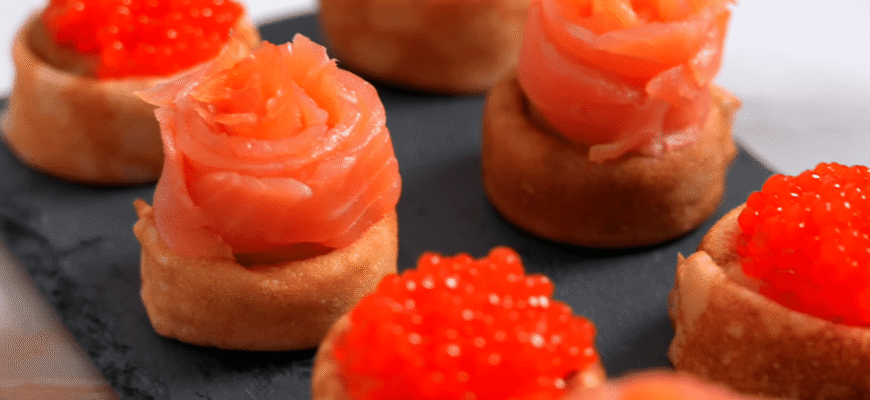 Забудьте про тости та масло: ось як можна подати червону ікру на Різдво та Новий рік по-новому