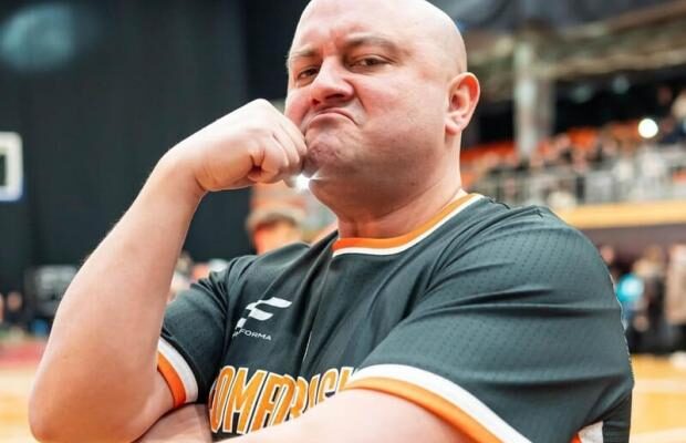 “Сиділа й не прибрала крихти. Їла й залишила фантики”: Відомий український шоумен звинуватив тещу, яка приїхала до нього в гості, у неохайності