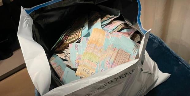 😳 “Таке собі задоволення…” — фігурант гучної корупційної схеми в енергетиці поскаржився, що йому важко носити пакети з готівкою 💸 Фото і відео вже облетіли мережу!