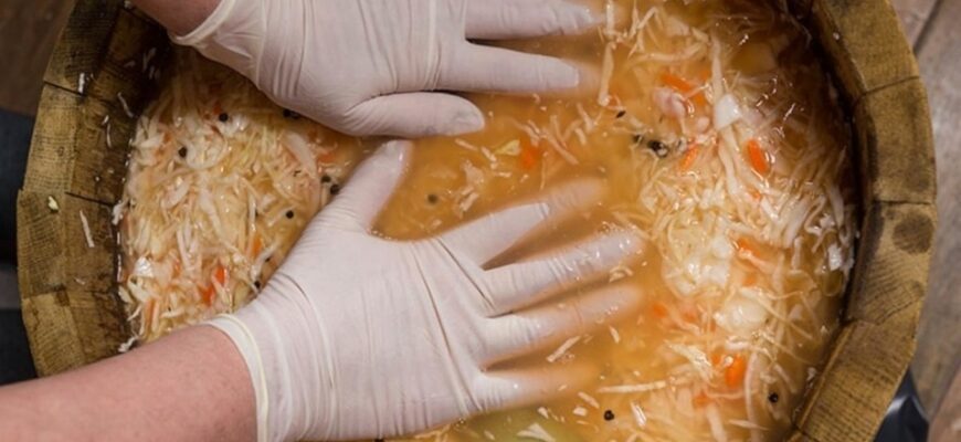 Цей рецепт попросить навіть свекруха: просто додайте під час квашення капусти один інгредієнт