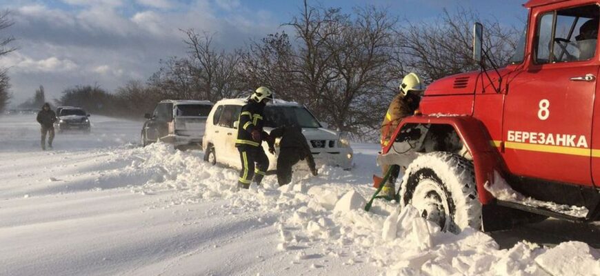 Снігу до 30 см: Україну замітає дика стихія – дороги вже блокує – фото, відео